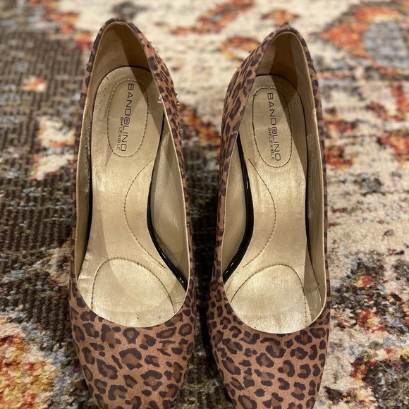 COMFORTABLE Leopard Print Heels by Bandolino size 8 - Picture 3 of 5